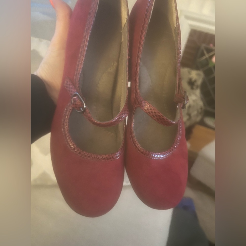 AEROSOLES Red Heels with Classic Design